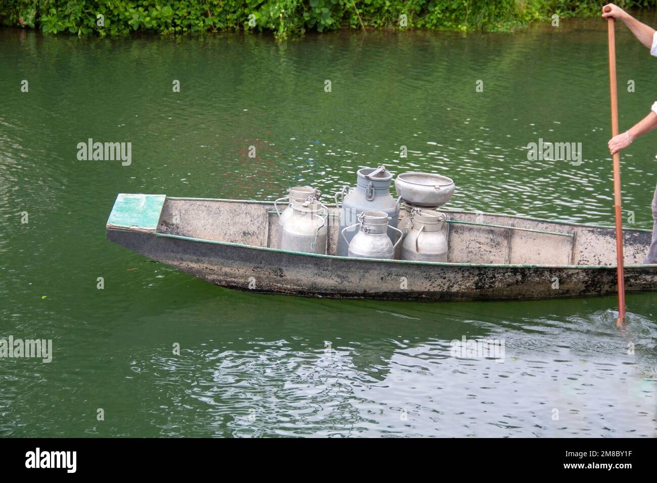 Coulon. Transport du lait par barque dans le marais poitevin. Stock Photo