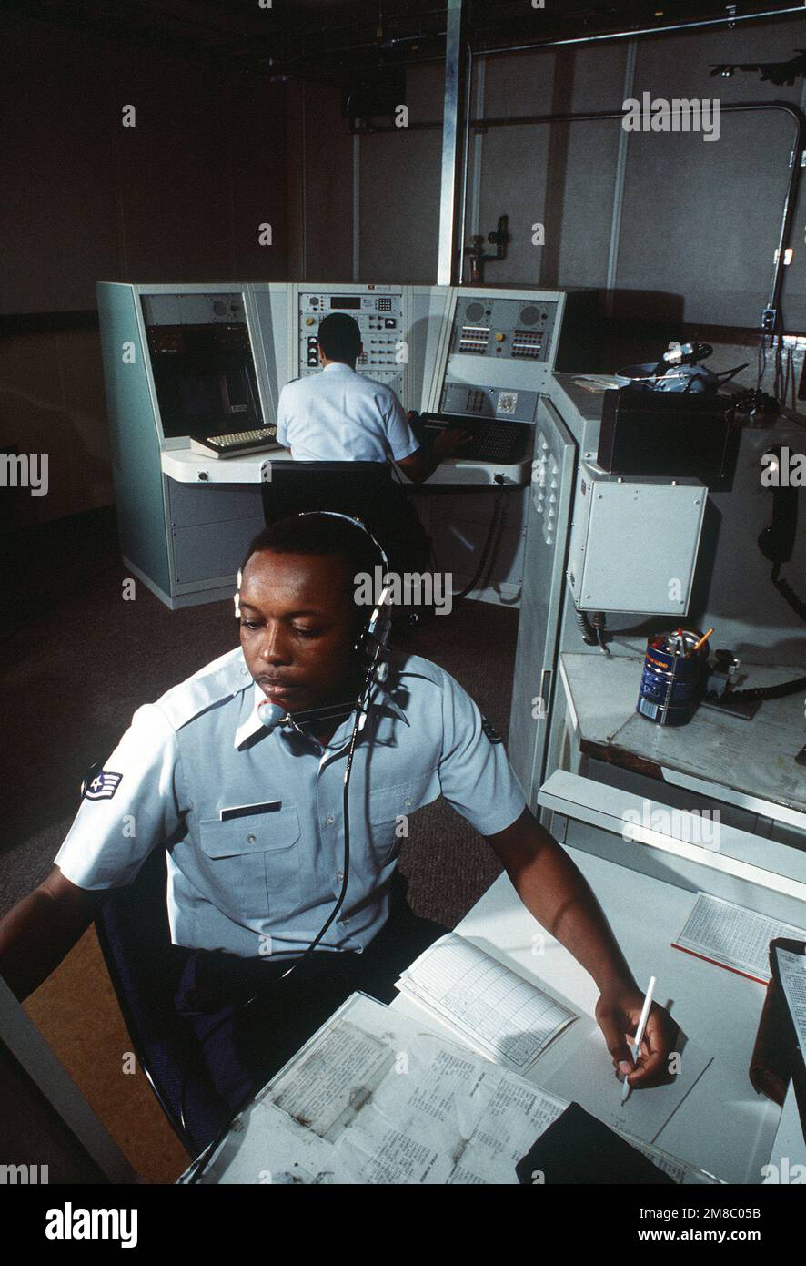 STAFF SGT. Willie L. Godbolt, a radio operator and shift supervisor with the 2130th Communications Group, U.S. Air Force Communications Command (AFCC), talks with an airborne aircraft while working in the Global Command and Control System (GCCS) radio station. Base: Raf Croughton Country: England / Great Britain (ENG) Stock Photo