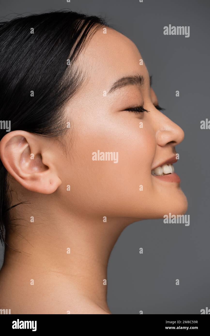 Smiling brunette model side pose hi-res stock photography and images ...