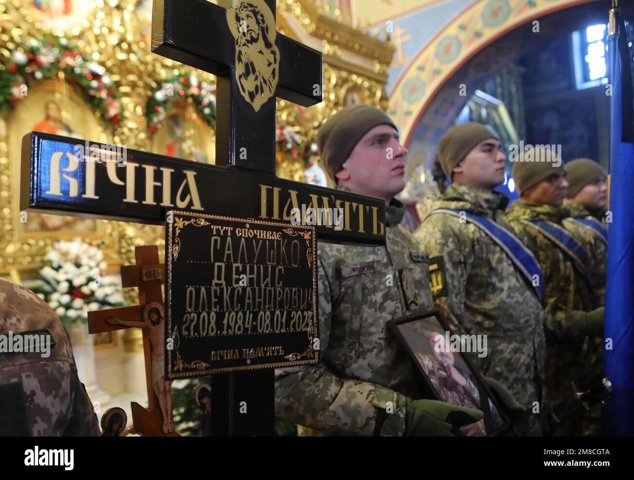 Non Exclusive: KYIV, UKRAINE - JANUARY 12, 2023 - A graveside cross is pictured during the funeral service of perished Ukrainian defender, volunteer D Stock Photo