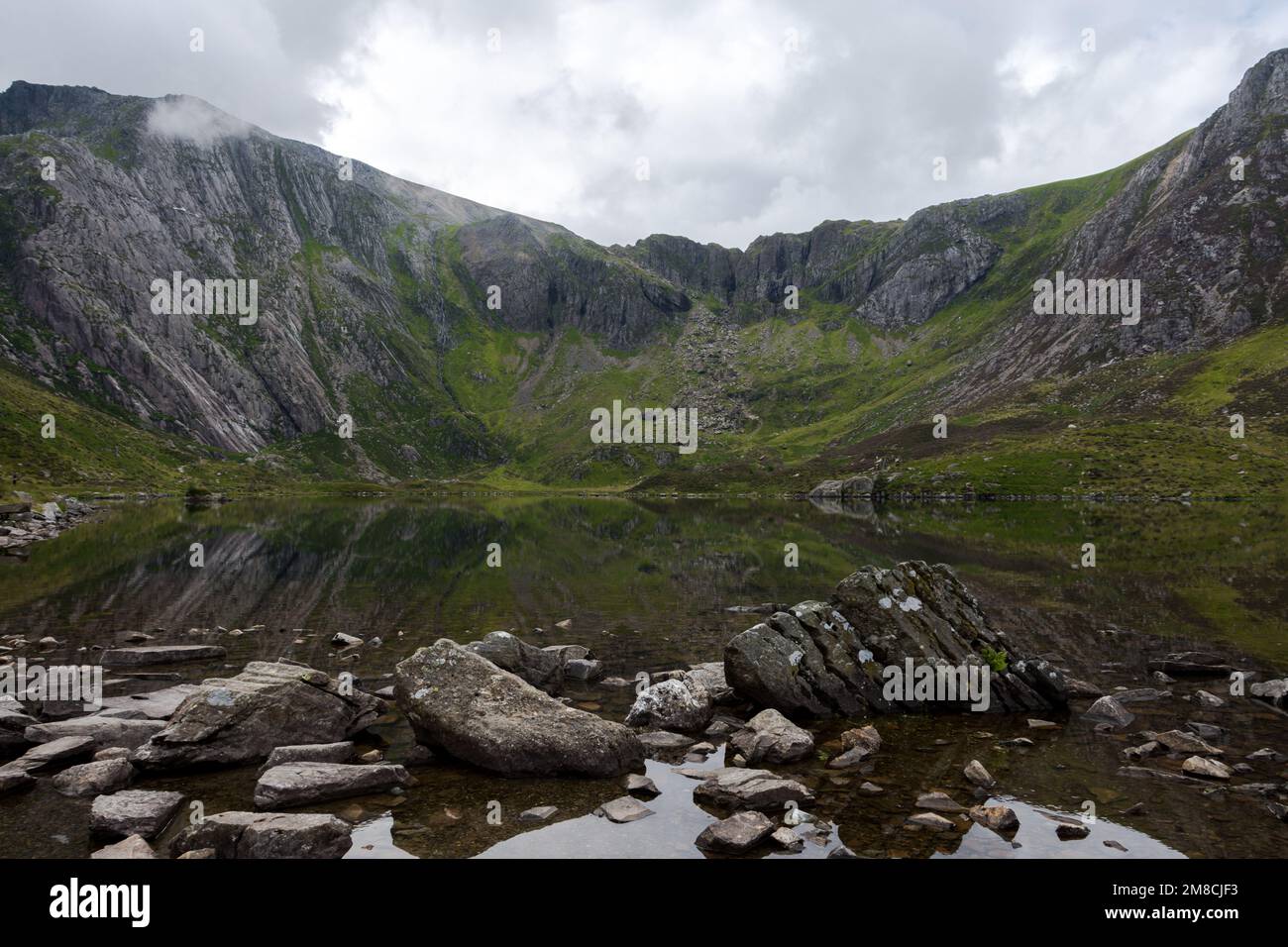 Llyn Idwal and the Devils Kitchen in the Ogwen Valley, Snowdonia National Park, Wales, UK Stock Photo