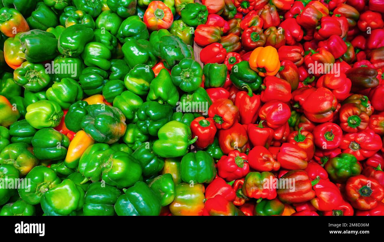 Fresh Ripe Green Red Bell Peppers background Wallpaper Stock Photo - Alamy