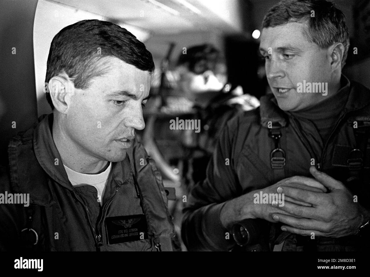 Commander Bill O'Brien, commanding officer of Naval Air Reserve Patrol Squadron 66 (VP-66), listens to a member of his squadron while inside a P-3 Orion aircraft on an active duty training mission. Country: Atlantic Ocean (AOC) Stock Photo