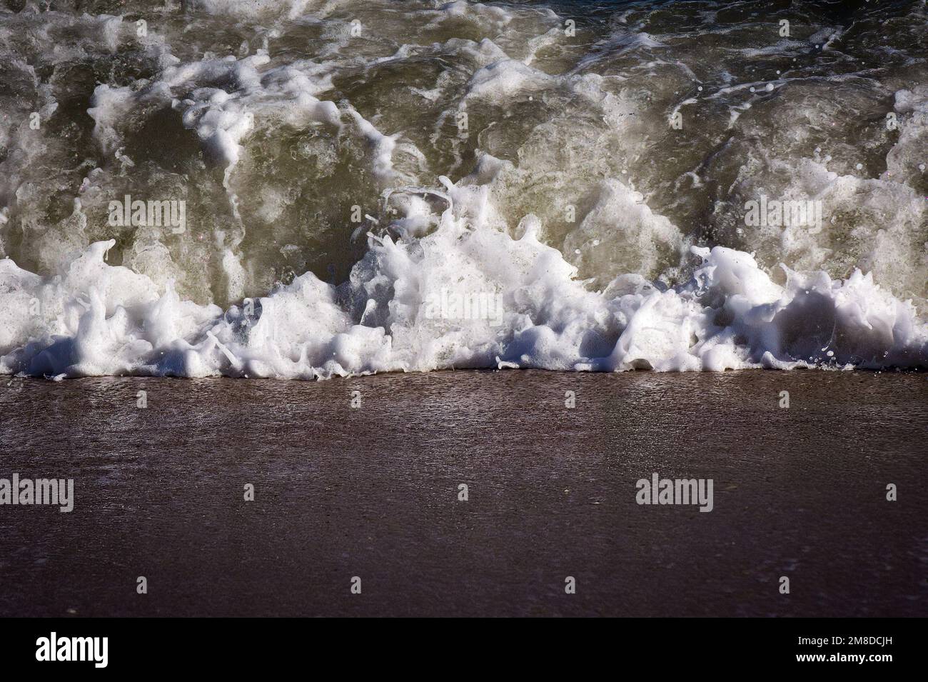 Foaming ocean waves rolling hi-res stock photography and images - Alamy