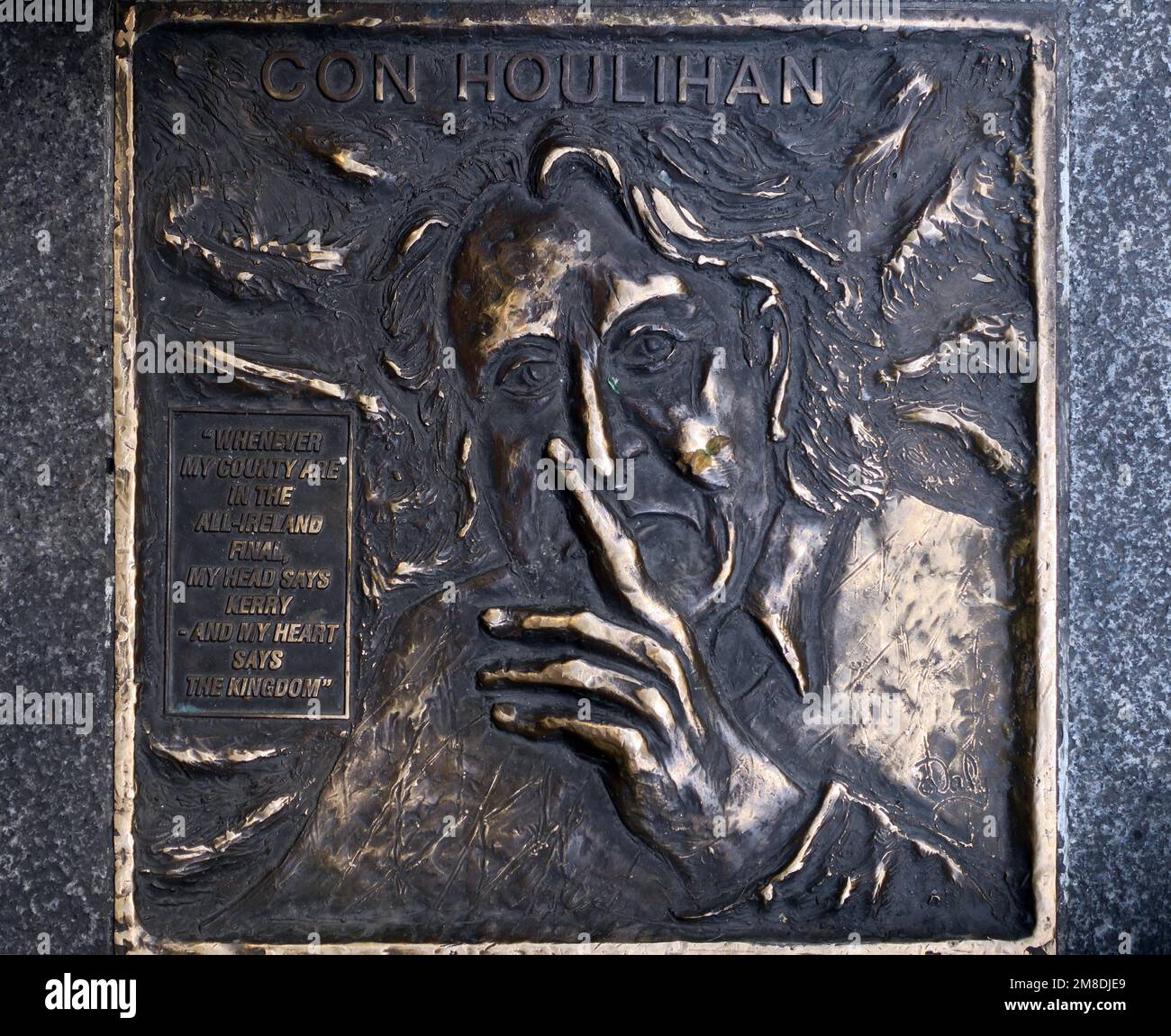 Con Houlihan pavement plaque bronze, Fleet St, Temple Bar, Dublin 2, D02 NX25, Eire, Ireland Stock Photo