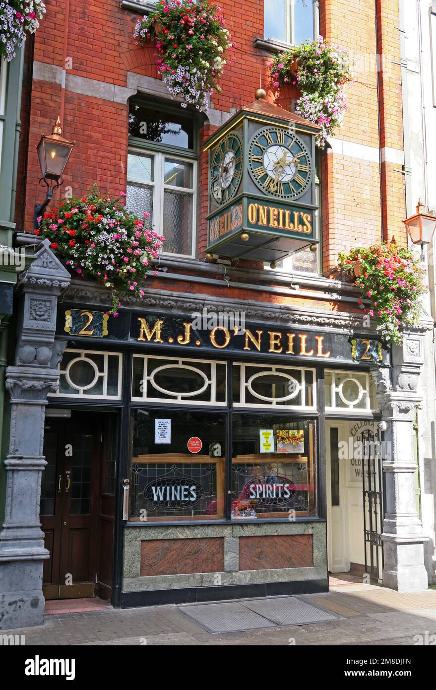 Classic Dublin bar, MJ ONeill - 2 Suffolk St, Dublin 2, D02 KX03, Eire, Ireland Stock Photo