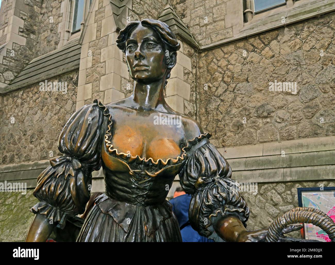 Molly Malone Statue by sculptor Jeanne Rynhart, Suffolk St, Dublin 2, D02 KX03, Eire, Ireland Stock Photo