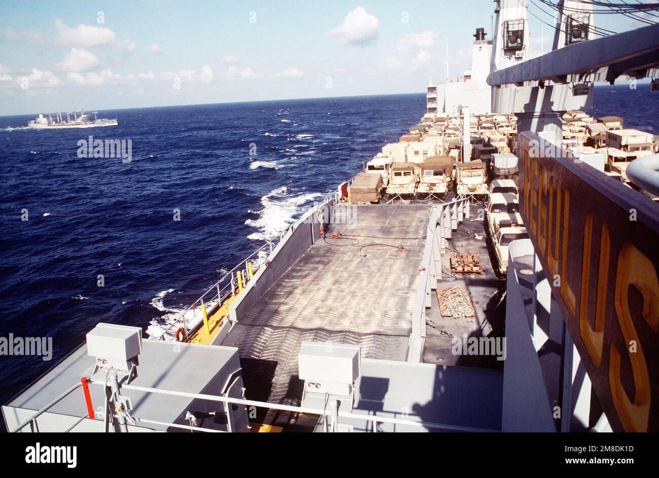 The fleet oiler USNS TRUCKEE (T-AO-147) approaches the rapid-response ...