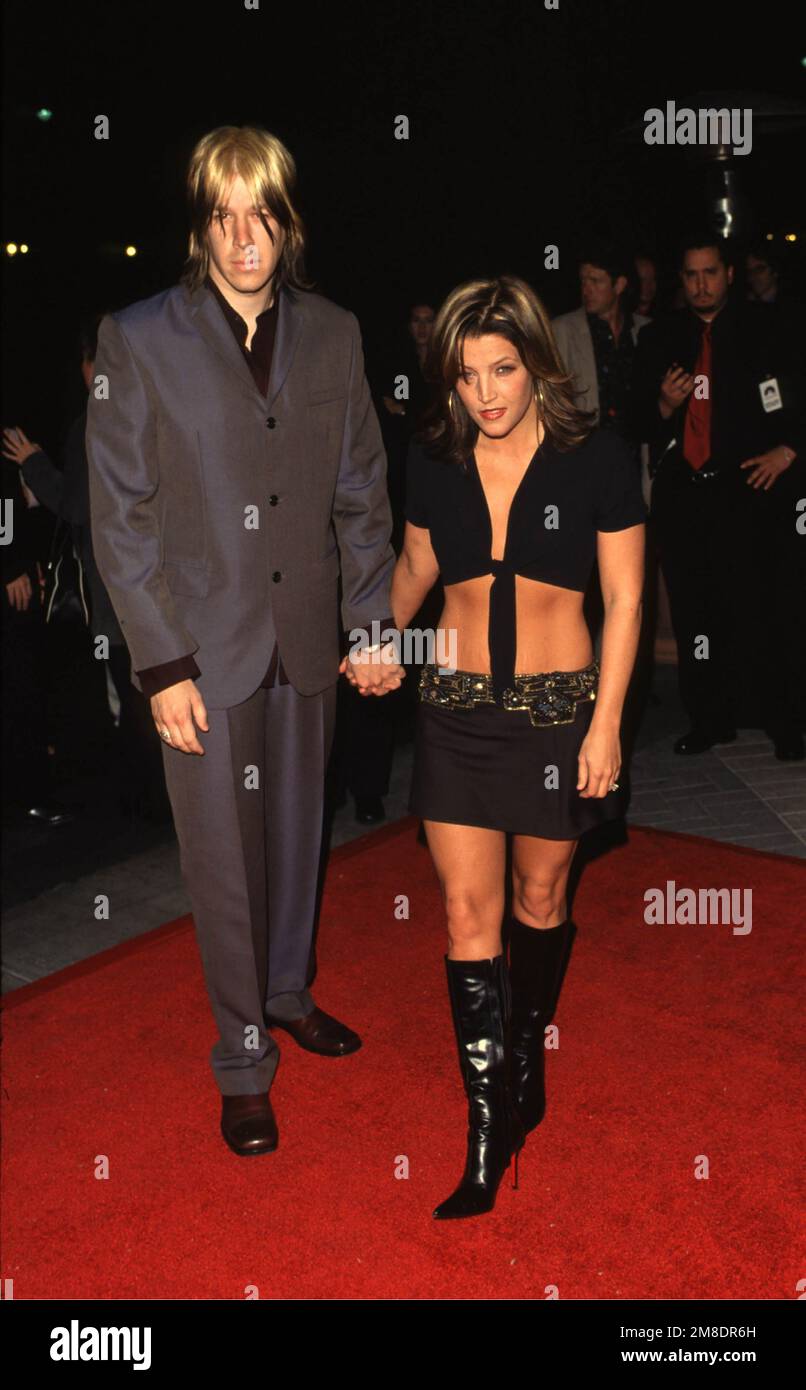 October 24, 2000, Los Angeles, California, USA: LISA MARIE PRESLEY and JOHN OSZAJCA attend the 'LUCKY NUMBERS' movie Premiere At Paramount Studios in LA. (Credit Image: © Fitzroy Berrett/ZUMA Wire) EDITORIAL USAGE ONLY! Not for Commercial USAGE! Stock Photo