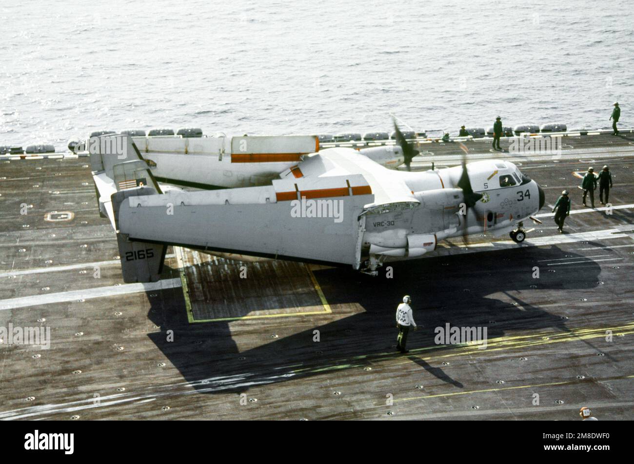 A Fleet Logistic Support Squadron 30 (VRC-30) C-2A Greyhound aircraft moves up to the No. 3 catapult on the flight deck of the nuclear-powered aircraft carrier USS ABRAHAM LINCOLN (CVN-72). Country: Atlantic Ocean (AOC) Stock Photo