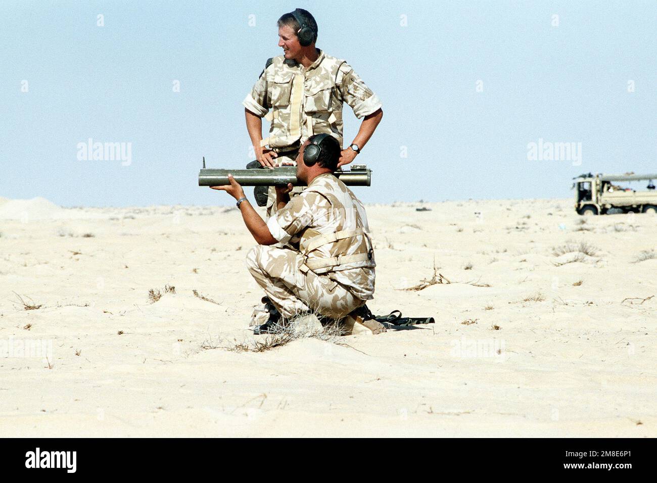 A British Soldier from the Queen's Dragoon Guards prepares to fire an M-72 light anti-tank weapon (LAW) while taking part in weapons training at Abu Hydra Range during Operation Desert Shield. Subject Operation/Series: DESERT SHIELD Country: Saudi Arabia (SAU) Stock Photo