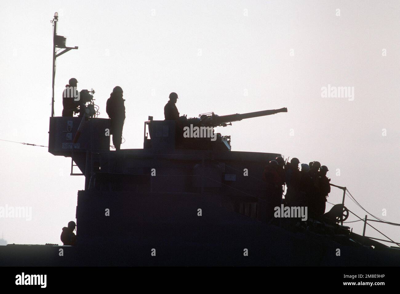 Sailors aboard a South Korean tank landing ship man a 40mm gun mount as the ship beaches itself to unload equipment during the joint South Korean/U.S. exercise Valiant Blitz '91. Subject Operation/Series: VALIANT BLITZ '91 Country: Republic Of Korea (KOR) Stock Photo