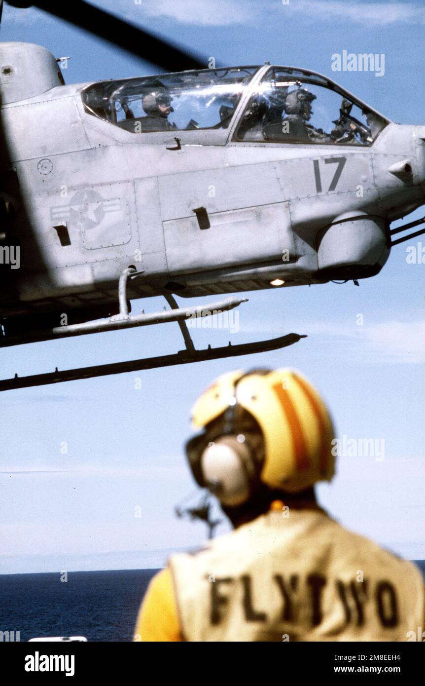 A Marine Utility/Attack Helicopter Squadron 269 (HML/A-269) AH-1W Sea Cobra helicopter hovers over the flight deck of the amphibious assault ship USS NASSAU (LHA-4) during Operation Desert Shield. Subject Operation/Series: DESERT SHIELD Country: Northern Arabian Sea Stock Photo