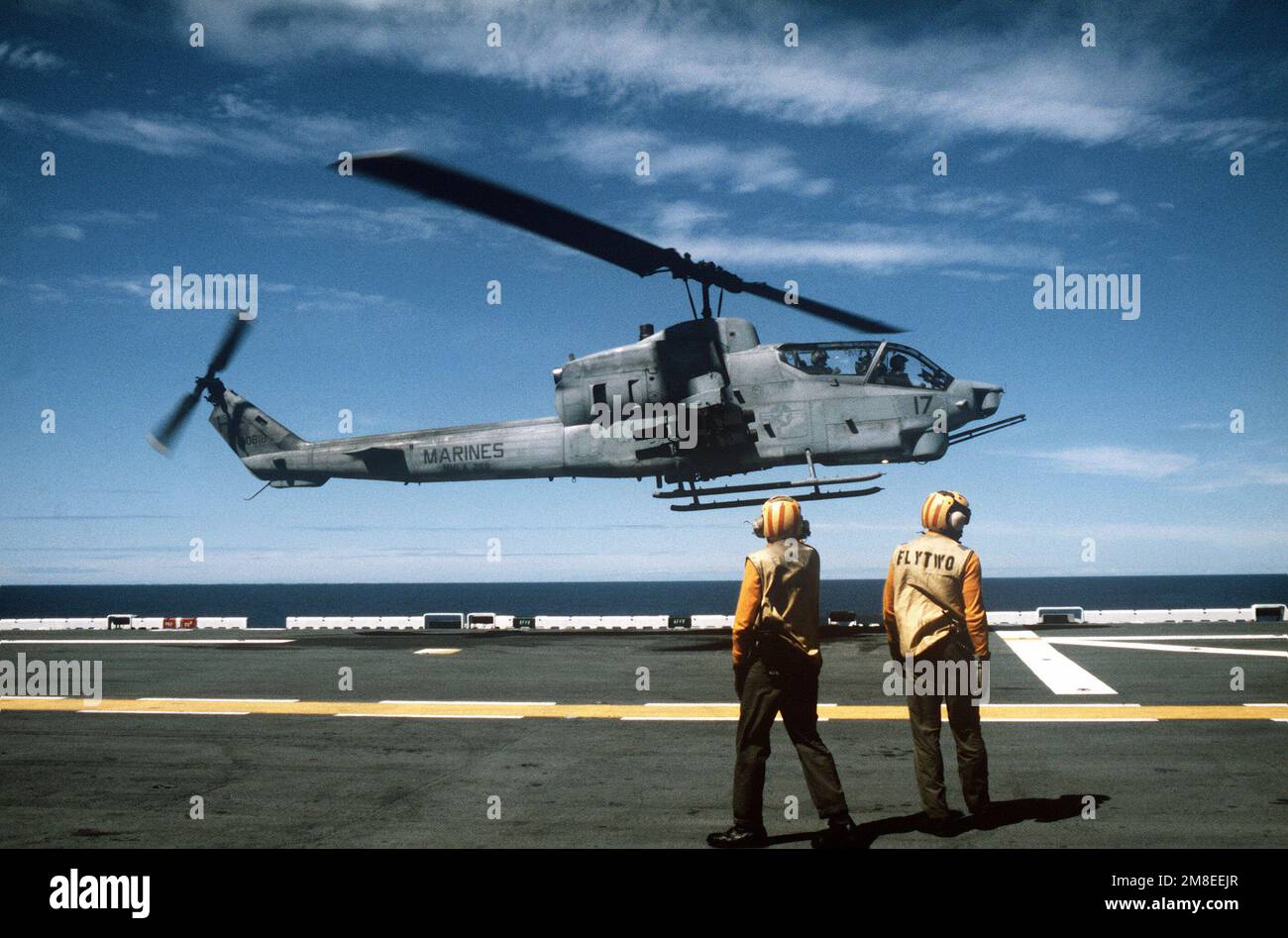 A Marine Utility/Attack Helicopter Squadron 269 (HML/A-269) AH-1W Sea Cobra helicopter comes in to land on the flight deck of the amphibious assault ship USS NASSAU (LHA 4) during Operation DESERT SHIELD. Subject Operation/Series: DESERT SHIELD Country: Northern Arabian Sea Stock Photo