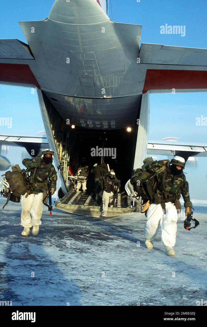 Soldiers of the 6th Infantry Division (Light) from Fort Wainwright ...
