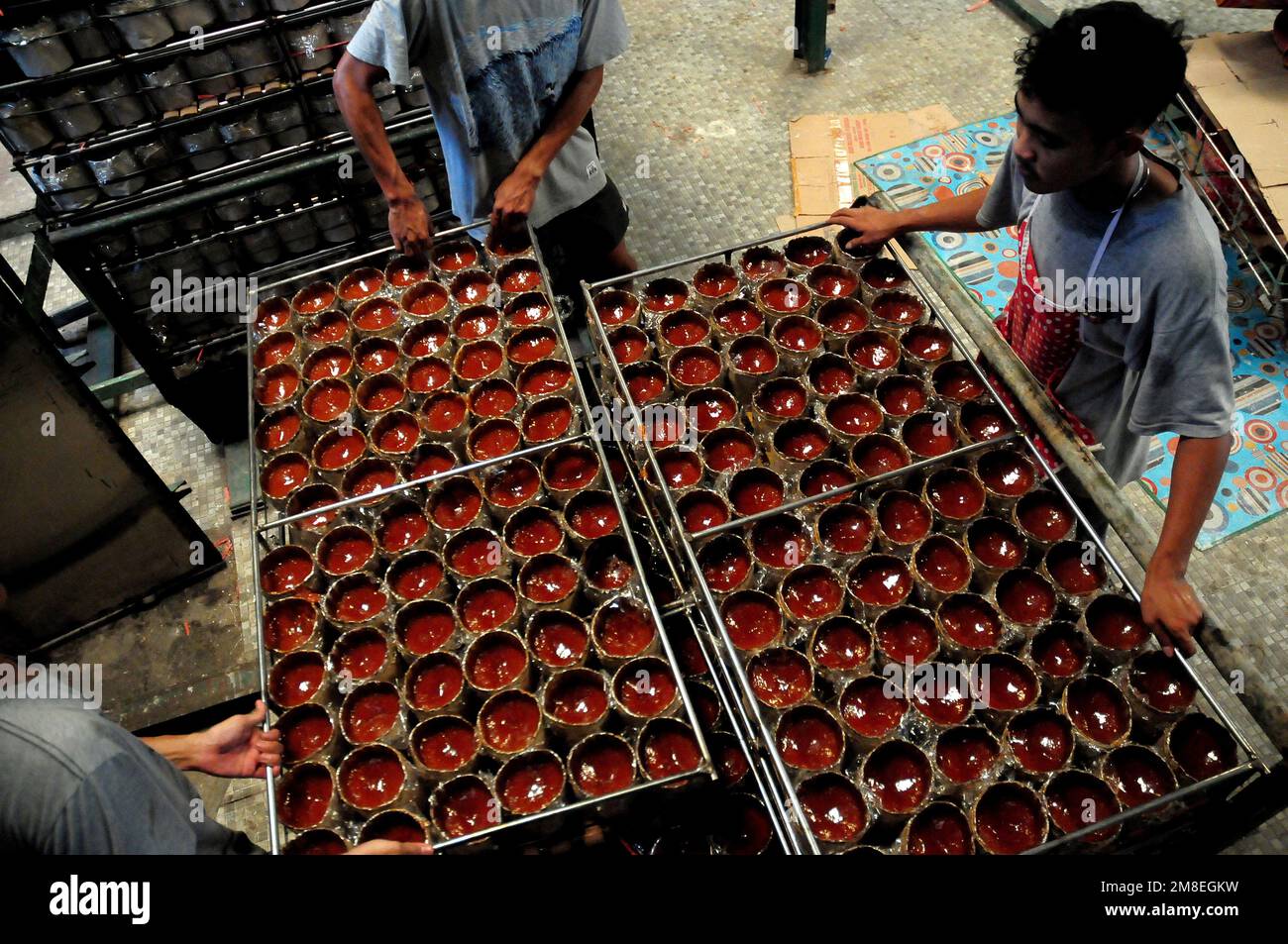 Depok, WEST JAVA, Indonesia. 12th Jan, 2023. Workers make and prepare 'Kue keranjang ' (basket cakes) at a traditional cake maker that has been running for 35 years in Depok, West Java, Indonesia, January 13, 2023. sticky rice and sugar and has a chewy and sticky texture that is cooked for 15 hours. Sales of these cakes increased ahead of the Chinese New Year celebrations, especially among the Chinese community in Indonesia. (Credit Image: © Dasril Roszandi/ZUMA Press Wire) EDITORIAL USAGE ONLY! Not for Commercial USAGE! Stock Photo