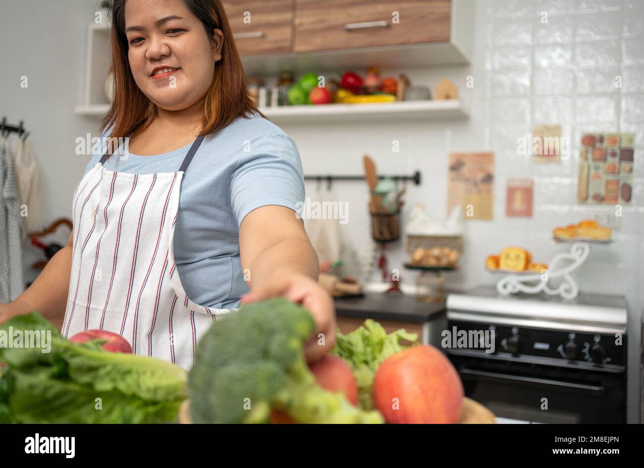 Asian Pregnant learn how to cook healthy meals from the in