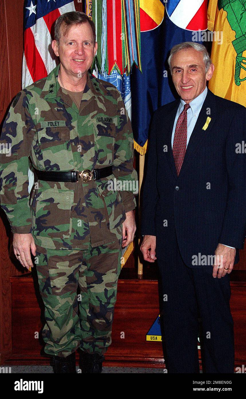 Congressman Roman Mazzoli poses for a photograph with MAJ. GEN. Thomas C. Foley, commanding officer of the U.S. Army Armor Center, (USAARMC) during a tour of the facility. Base: Fort Knox State: Kentucky (KY) Country: United States Of America (USA) Stock Photo