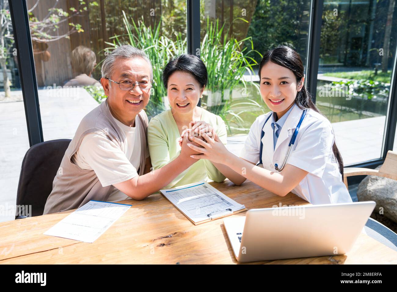 Doctor couple talk hi-res stock photography and images - Alamy