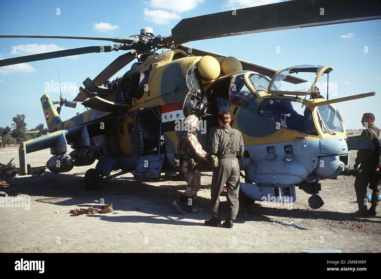 Members of the 82nd Airborne Division inspect an Iraqi MIL Mi-24 Hind-D assault helicopter abandoned during Operation Desert Storm.. Subject Operation/Series: DESERT STORM Country: Iraq(IRQ) Stock Photo