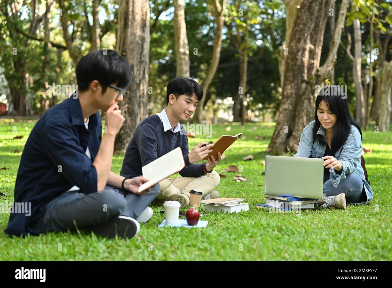 Students talking outside classroom hi-res stock photography and images ...