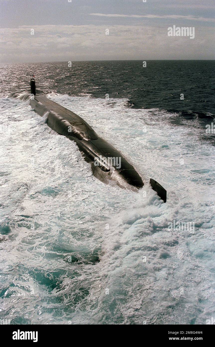 An port quarter view of the U.S. Navy's newest nuclear-powered strategic missile submarine, USS KENTUCKY (SSBN-737), underway. Country: Atlantic Ocean (AOC) Stock Photo