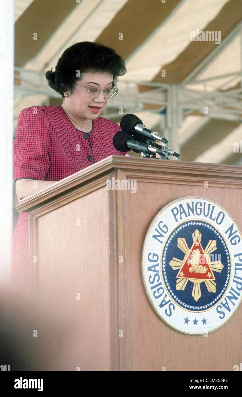 Philippine President Corazon Aquino addresses base workers at a rally at Remy Field concerning jobs for Filipino workers after the Americans withdraw from the U.S. facilities. Base: Naval Air Station, Subic Bay Country: Philippines Stock Photo