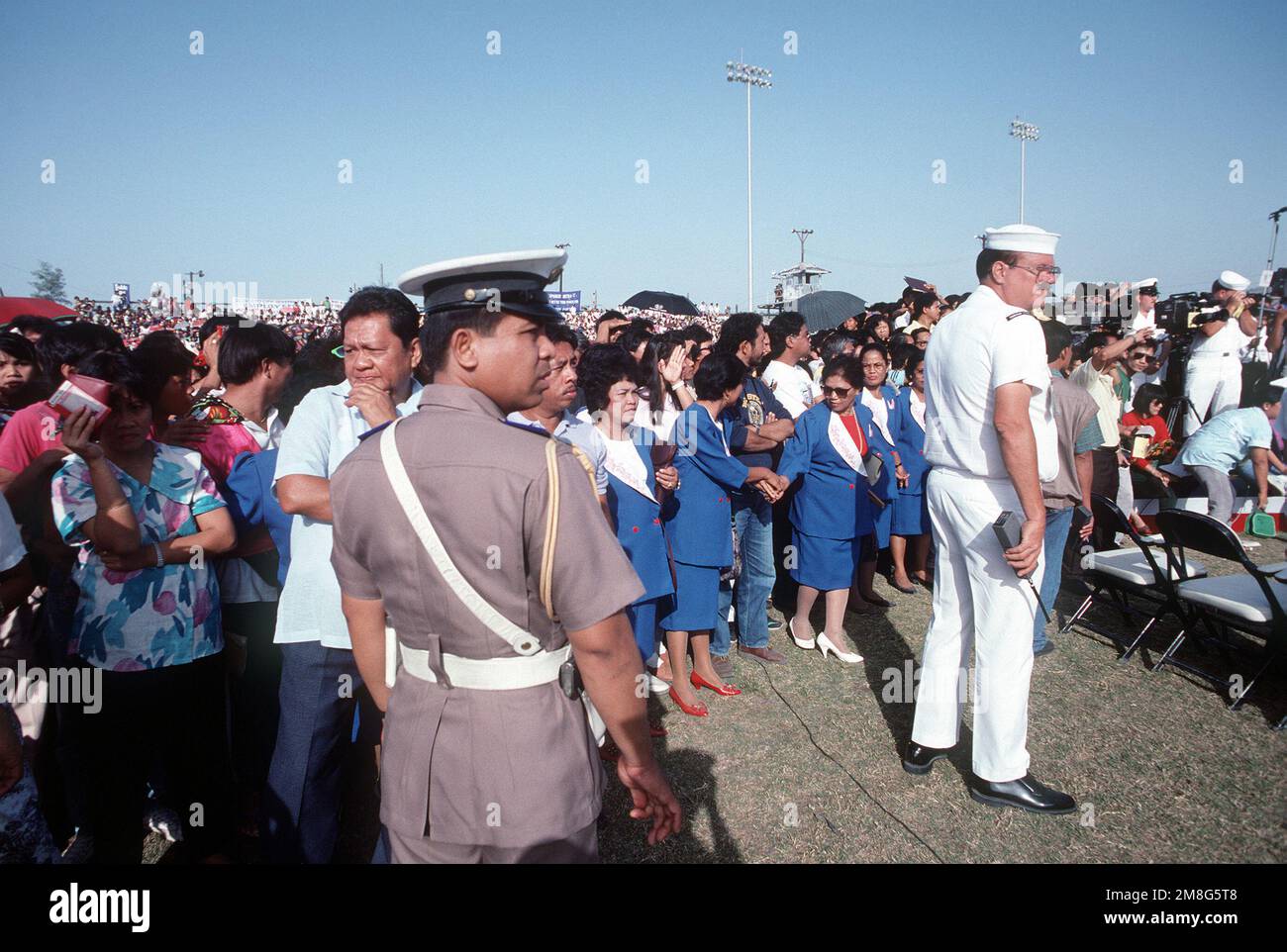 Base workers of the naval station gather at a rally at Remy Field to hear Philippine President Corazon Aquino speak about jobs for Filipino workers after the Americans withdraw from the U.S. facilities. Base: Naval Air Station, Subic Bay Country: Philippines Stock Photo