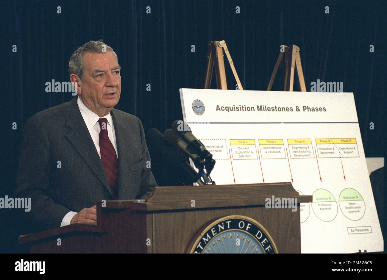 US Deputy Secretary of Defense Donald Atwood, responds to question during an Annual Budget Briefing, held inside the Pentagon, in Washington, District of Columbia (DC). OSD PACKAGE #D-1998-OSD-92-010027. Base: Pentagon State: District Of Columbia (DC) Country: United States Of America (USA) Stock Photo