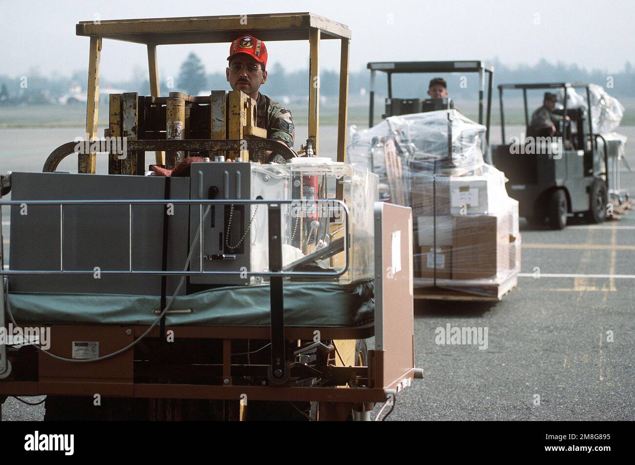 Arrives at mcchord air force base hi-res stock photography and images ...