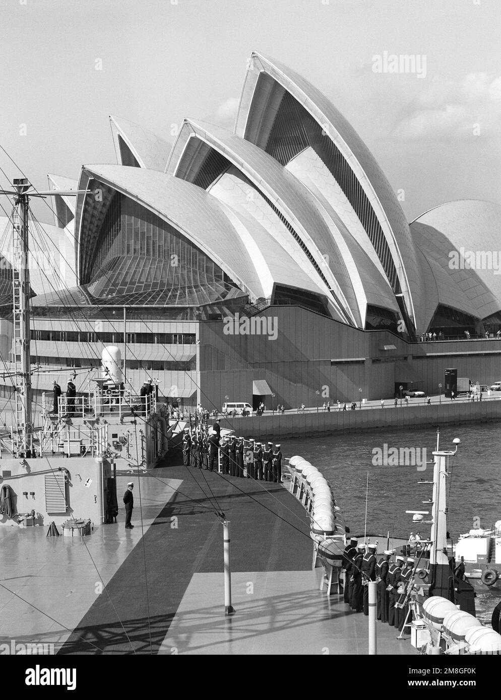 A view of the Grand Opera House as the U.S. Seventh Fleet Flagship USS BLUE RIDGE (LCC-19) enters for a port visit to commemorate the 50th anniversary of the Battle of the Coral Sea. Base: Sydney Harbor State: New South Wales Country: Australia (AUS) Stock Photo