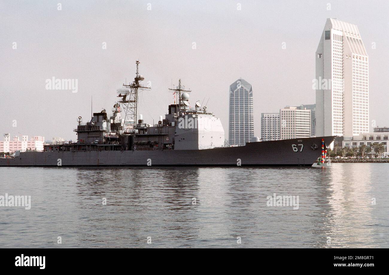 A starboard bow view of the guided missile cruiser USS SHILOH (CG-67 ...