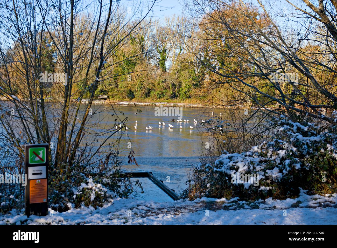 A wintry scene at Barden Lake, Tonbridge, England, during a short cold spell in December 2022 Stock Photo