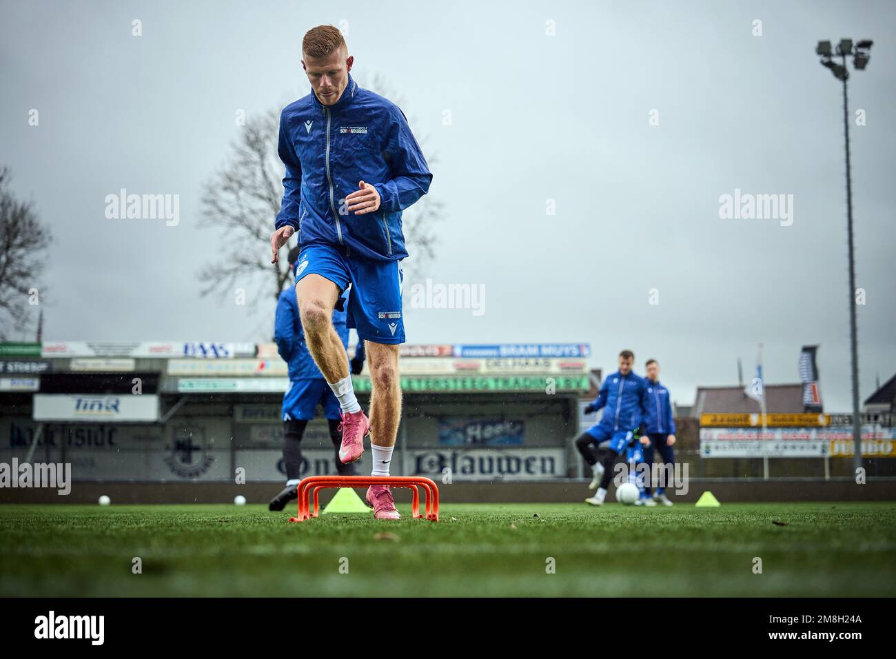 BUNSCHOTEN - The amateur football players of SV Spakenburg during a  training. Spakenburg previously won in the second round of the KNVB Cup  tournament at FC Groningen. ANP PHIL NIJHUIS netherlands out -