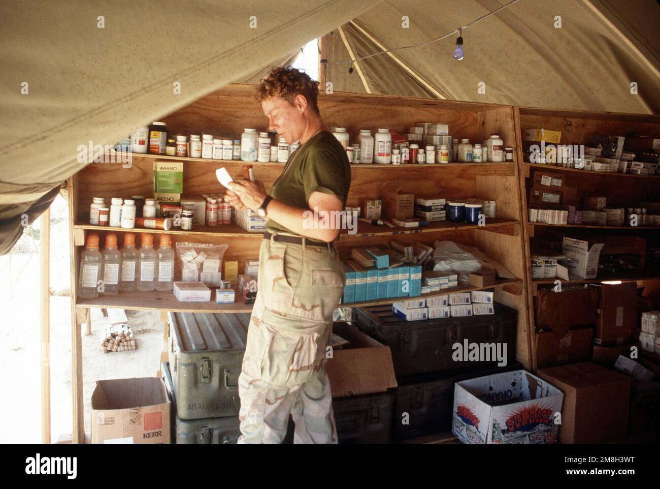 A Navy corpsman fills a prescription in a field pharmacy during the multinational relief effort Operation Restore Hope. Subject Operation/Series: RESTORE HOPE Base: Modadishu Country: Somalia (SOM) Stock Photo