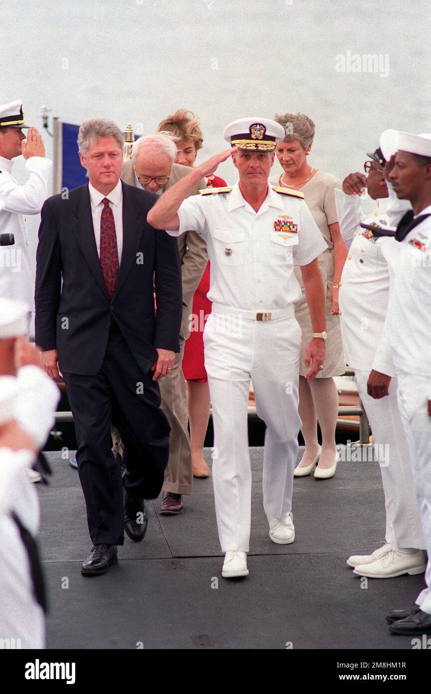 The presidential party arrives to tour the ARIZONA (BB-39) Memorial. President William Jefferson Clinton and Adm. Charles R. Larson, commander-in-chief, U.S. Pacific Fleet, are followed by Secretary of Defense Les Aspin, HIllary Rodham Clinton and Mrs. Aspin. Clinton is in Hawaii to tour area military installations. Base: Naval Station, Pearl Harbor State: Hawaii (HI) Country: United States Of America (USA) Stock Photo