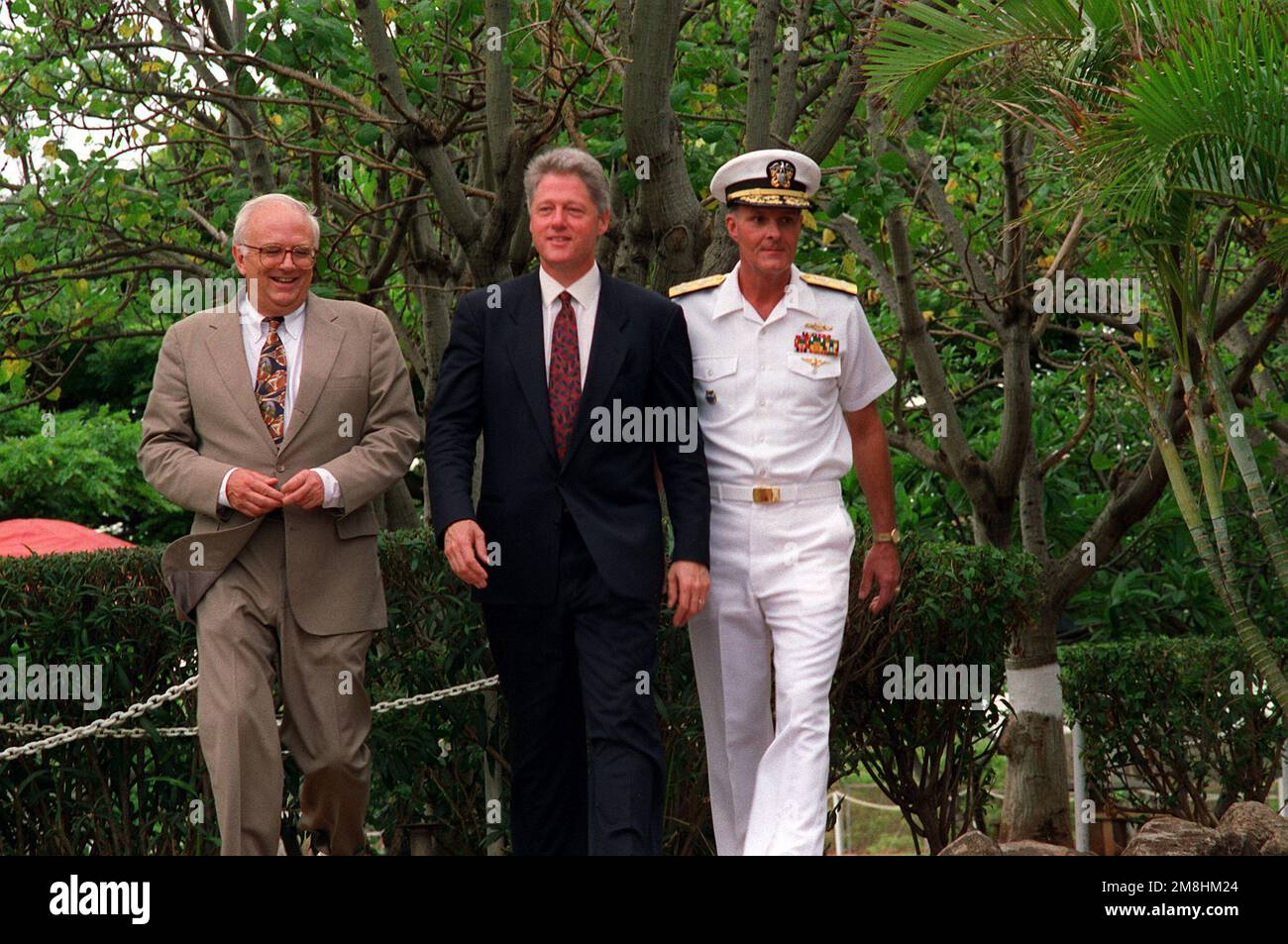 President William Jefferson Clinton arrives at Admiral's Landing along with Secretary of Defense Les Aspin, left, and Adm. Charles R. Larson, commander-in-chief, U.S. Pacific Fleet, right, as the three prepare to visit the ARIZONA (BB-39) Memorial. The men are in Hawaii to tour area military installations. Base: Naval Station, Pearl Harbor State: Hawaii (HI) Country: United States Of America (USA) Stock Photo