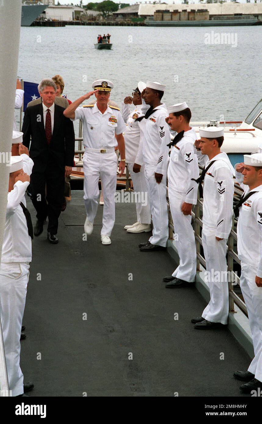 President William Jefferson Clinton and Adm. Charles R. Larson, commander-in-chief, U.S. Pacific Fleet, are piped aboard as sideboys salute upon their arrival at the ARIZONA (BB-39) Memorial. Clinton is in Hawaii to tour area military installations. Base: Naval Station, Pearl Harbor State: Hawaii (HI) Country: United States Of America (USA) Stock Photo