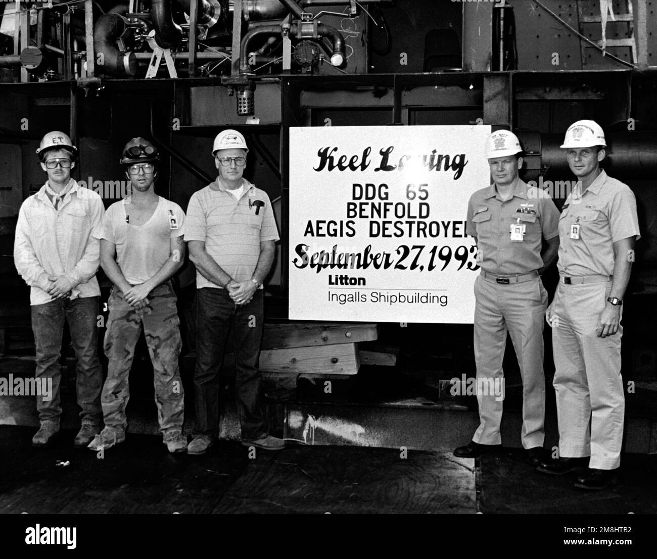 U.S. Navy officials and shipyard personnel pose for a photograph during the keel laying ceremony for the guided missile destroyer BENFOLD (DDG-65). Base: Pascagoula State: Mississippi (MS) Country: United States Of America (USA) Stock Photo