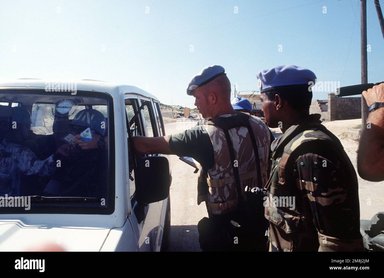 A Belgian soldier performs a security check on a vehicle trying to enter the compound in Kismayo. The Belgian contingent is part of the United Nations Forces in Somalia in support of OPERATION CONTINUE HOPE. Subject Operation/Series: CONTINUE HOPE Base: Kismayo Country: Somalia (SOM) Stock Photo