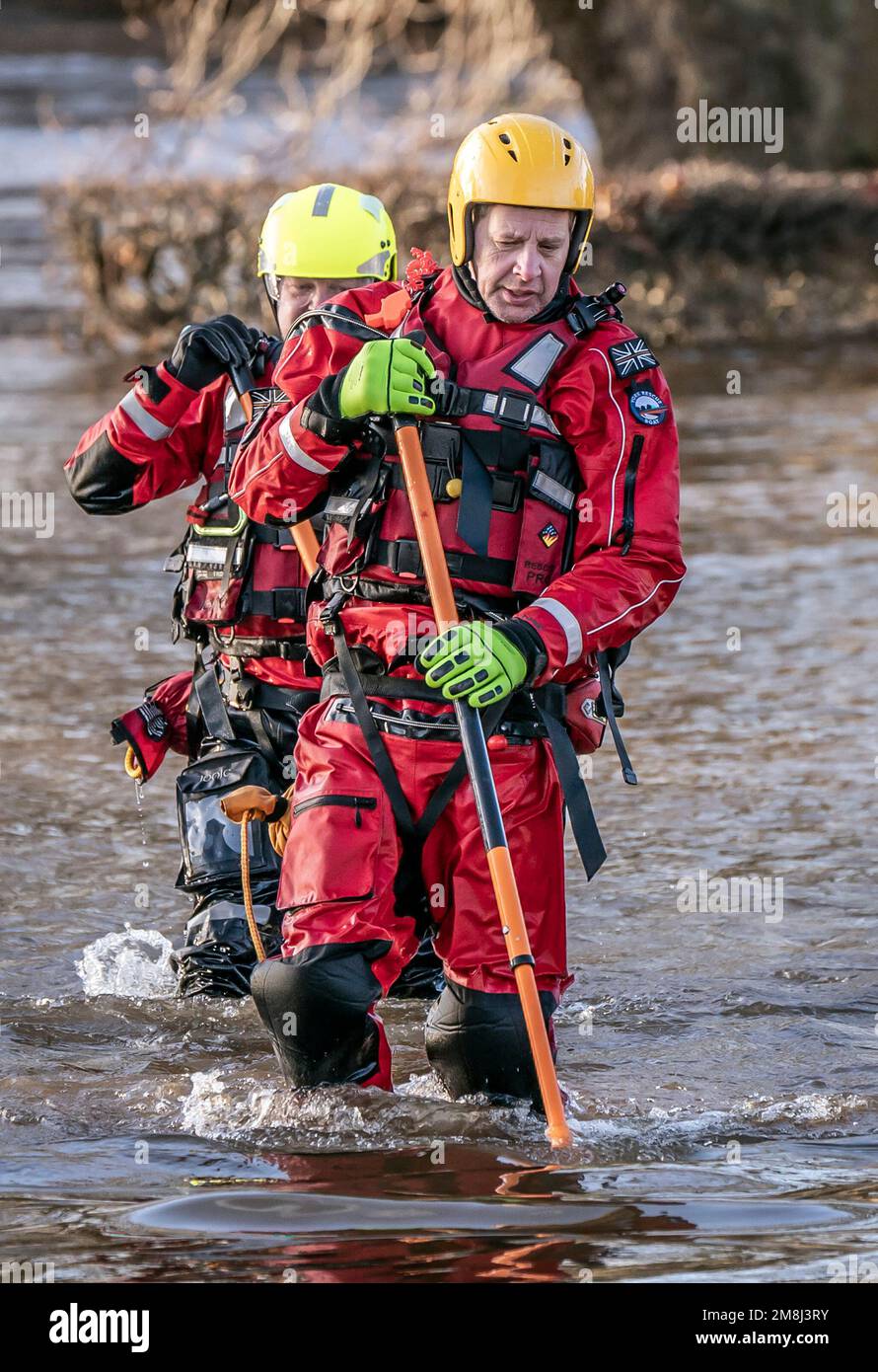 Rescue workers wade through floodwater in the centre of York after the  River Ouse burst its banks. Picture date: Saturday January 14, 2023 Stock  Photo - Alamy
