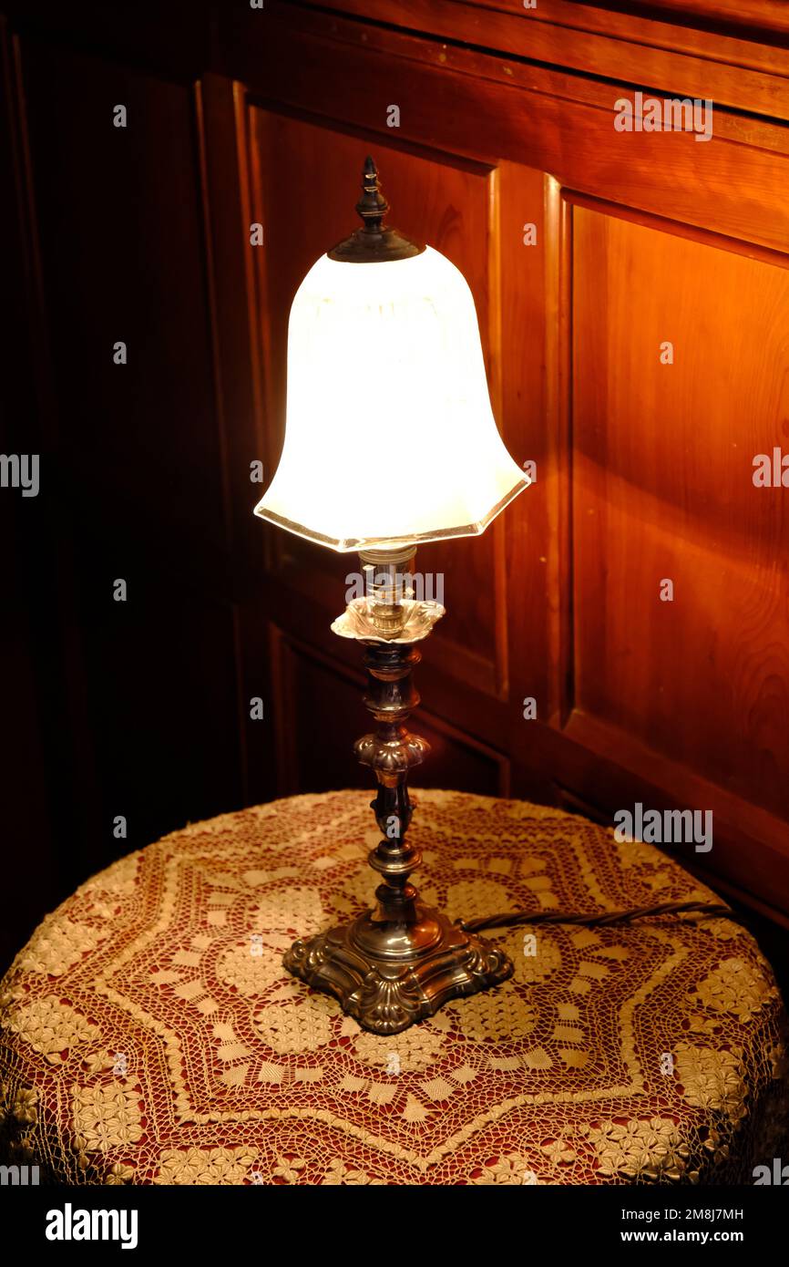 Edwardian style single table lamp - John Gollop Stock Photo