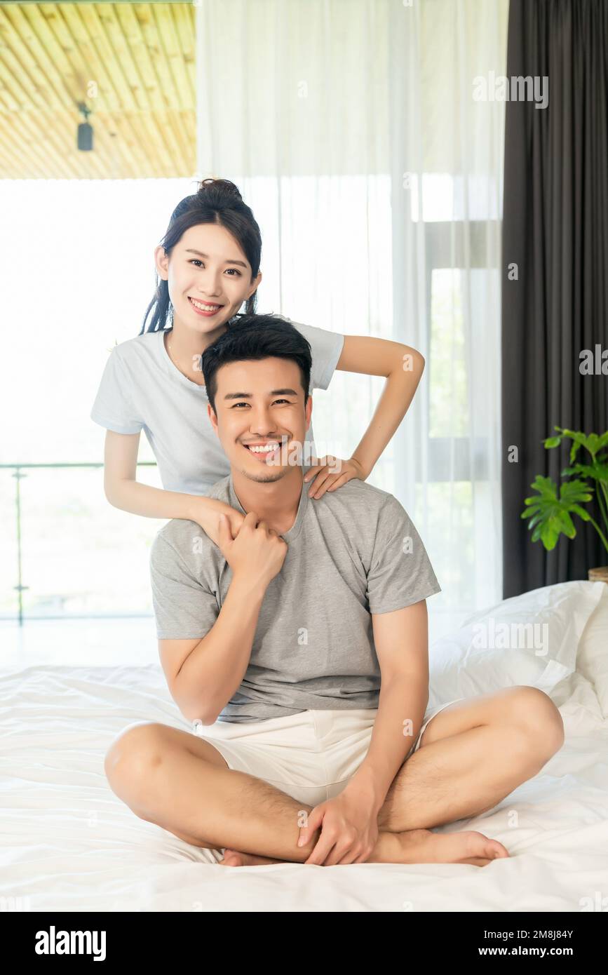 Vertical images happy young hi-res stock photography and images - Alamy