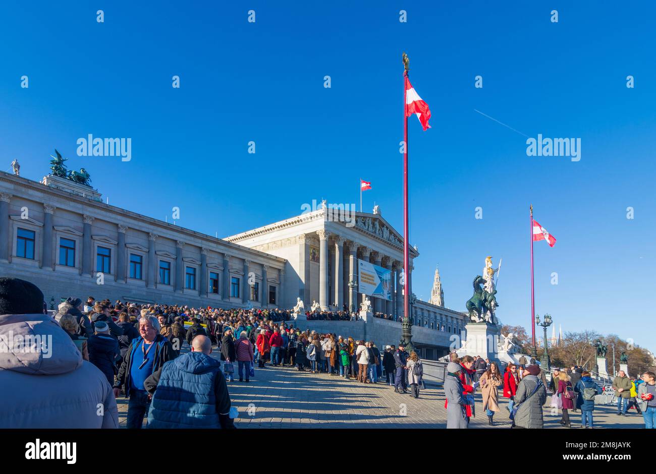 Wien, Vienna: people line up waiting in front of new opened Austrian parliament at open day 'Tag der offenen Tür' in 01. Old Town, Wien, Austria Stock Photo