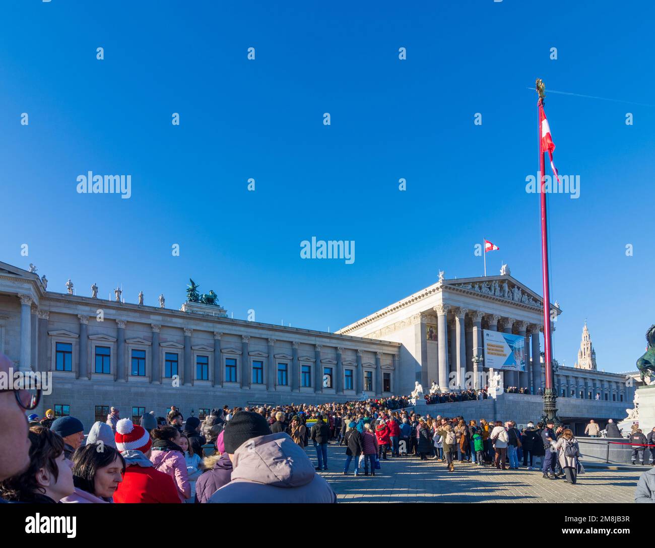 Wien, Vienna: people line up waiting in front of new opened Austrian parliament at open day 'Tag der offenen Tür' in 01. Old Town, Wien, Austria Stock Photo