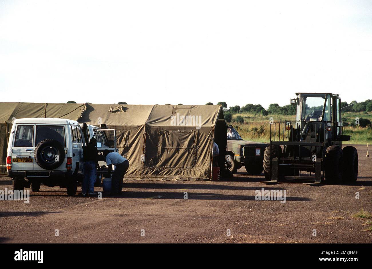 A 10K forklift sits next to the tents of the Airlift Control Element's (ALCE) work area. Subject Operation/Series: TANZANIA AIRLIFT Base: Mwanza Country: United Republic Of Tanzania (TZA) Stock Photo
