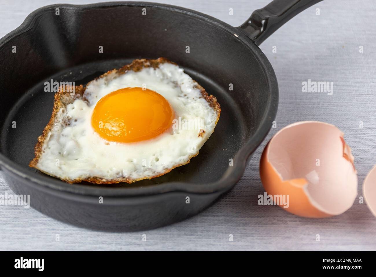 fried egg in a frying pan Stock Photo - Alamy