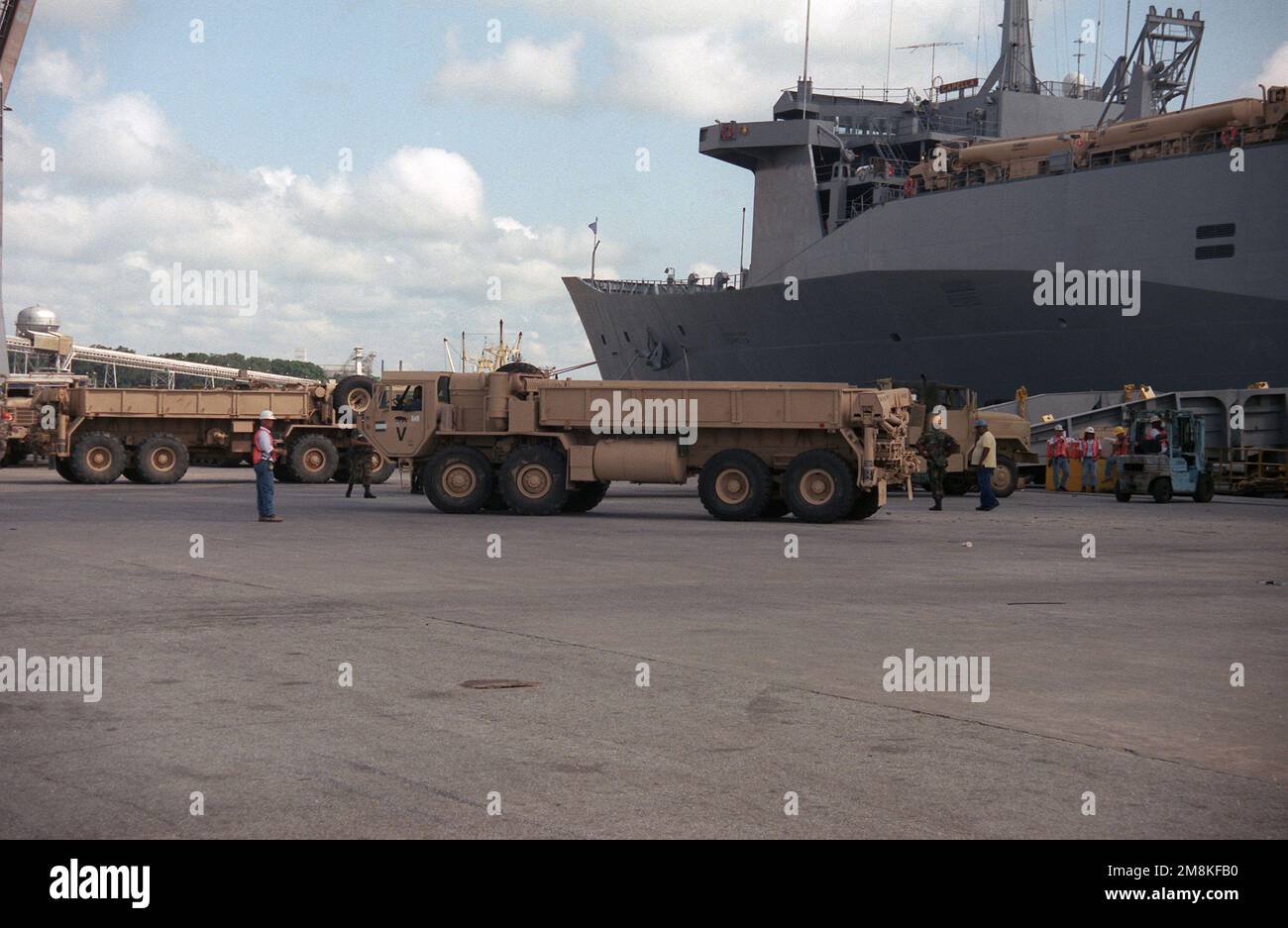 An Oshkosh MK48 Series on the dock of the Savannah Port. A partial view of the US Naval Ship Capella is in the background. Base: Fort Stewart State: Georgia (GA) Country: United States Of America (USA) Stock Photo