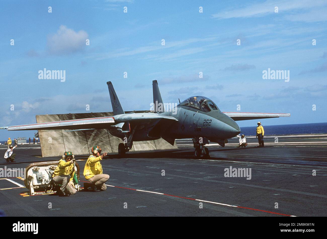 Two catapult officers give the signal to launch aircraft to an F-14A Tomcat aircraft of Reserve Fighter Squadron 101 (VF-101) from the number two catapult on board the aircraft carrier USS JOHN F. KENNEDY (CV-67).EXACT DATE SHOT UNKNOWN. Country: Atlantic Ocean (AOC) Stock Photo