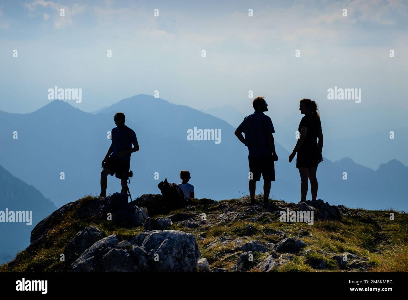 Junge Leute Treffen sich auf  einem Alpengipfel Stock Photo